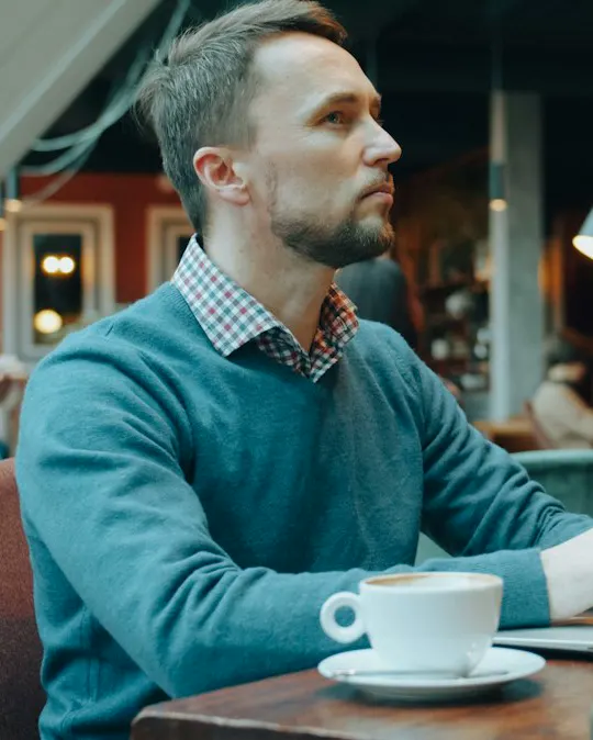 Consultor trabajando con su portátil en una cafetería