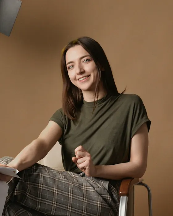 Diseñadora sentada en su estudio