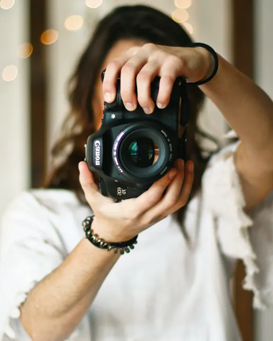 Fotógrafa enfocando con su cámara
